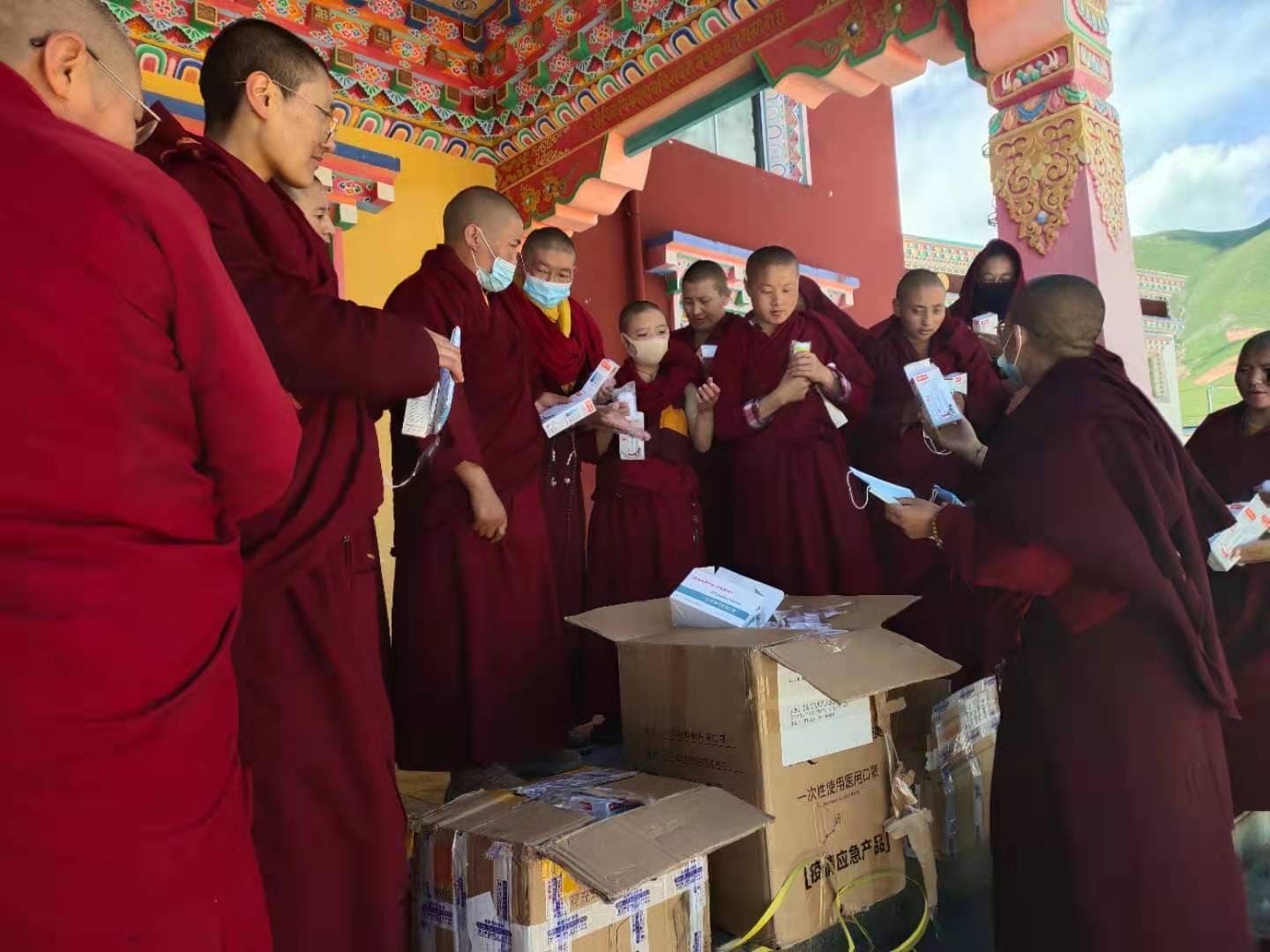 Supplies for remote mountainous areas－Dual-use lamps for Buddhist Academies