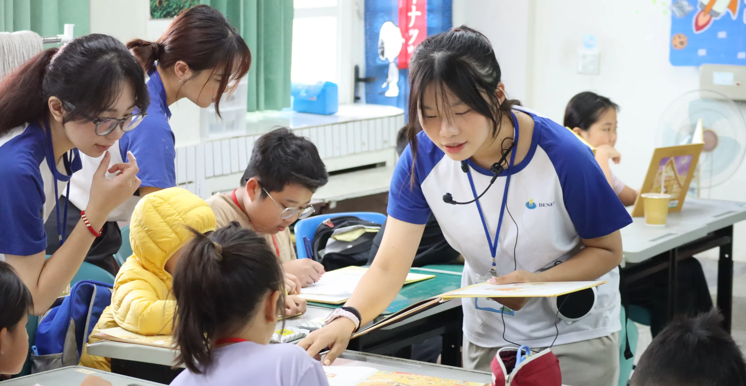 種子老師在偏鄉服務時引導孩子閱讀